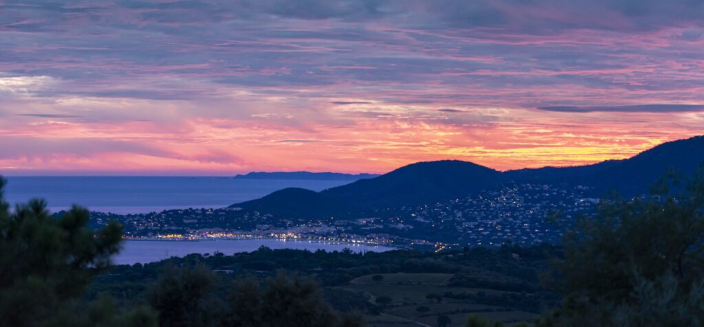 Saint Tropez à la tombée de la nuit. Vue sur la mer.