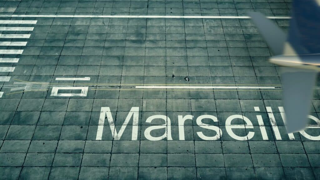Piste de décollage de l'aéroport de Marseille avec écrit au sol Marseille.