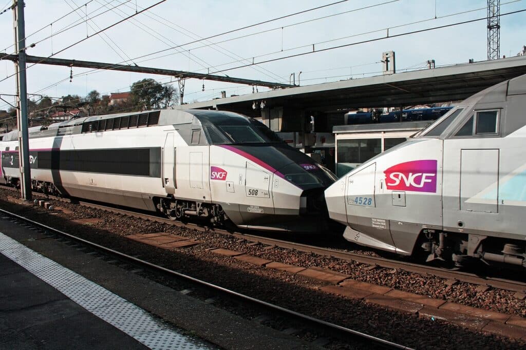 Tgv en gare à l'arrêt. Vue depuis le quai.