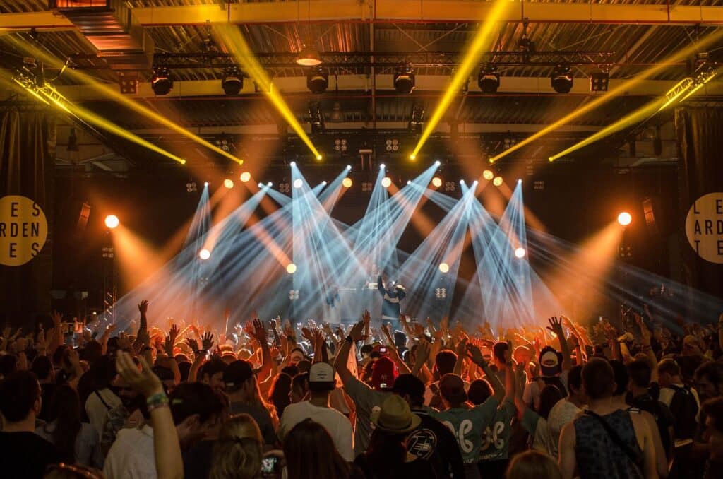 Salle de concert avec un chanteur et un public.