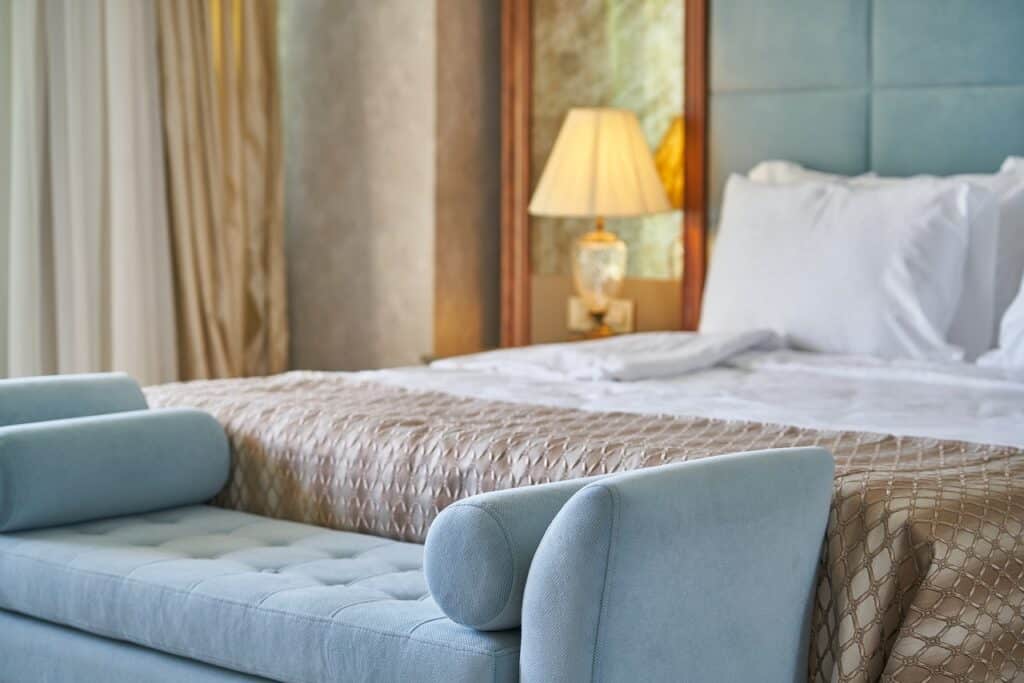 Chambre d'hôtel avec un canapé et un lit et une lumière allumée.