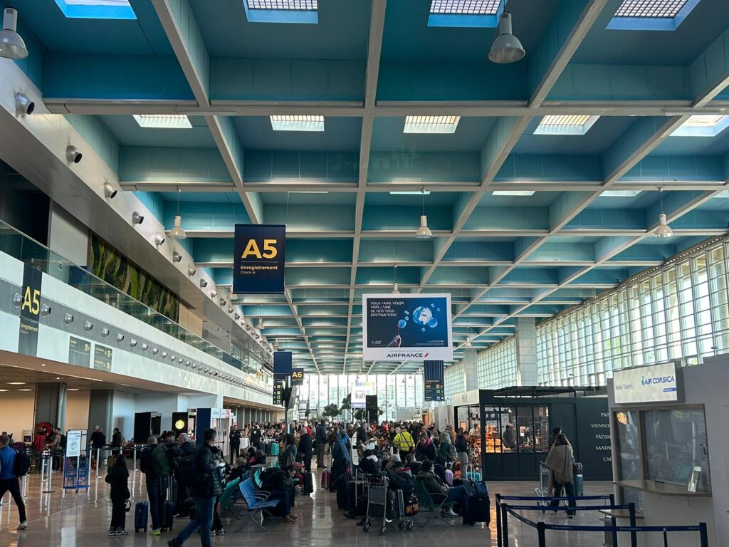 Hall d'embarquement de l'aéroport Marseille Provence en PACA.