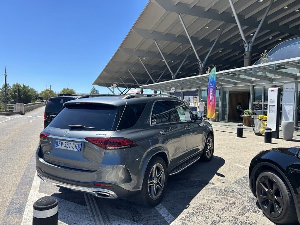 Le véhicule de Taxi Aix'pert garé devant la gare Tgv d'Aix Cabriès.