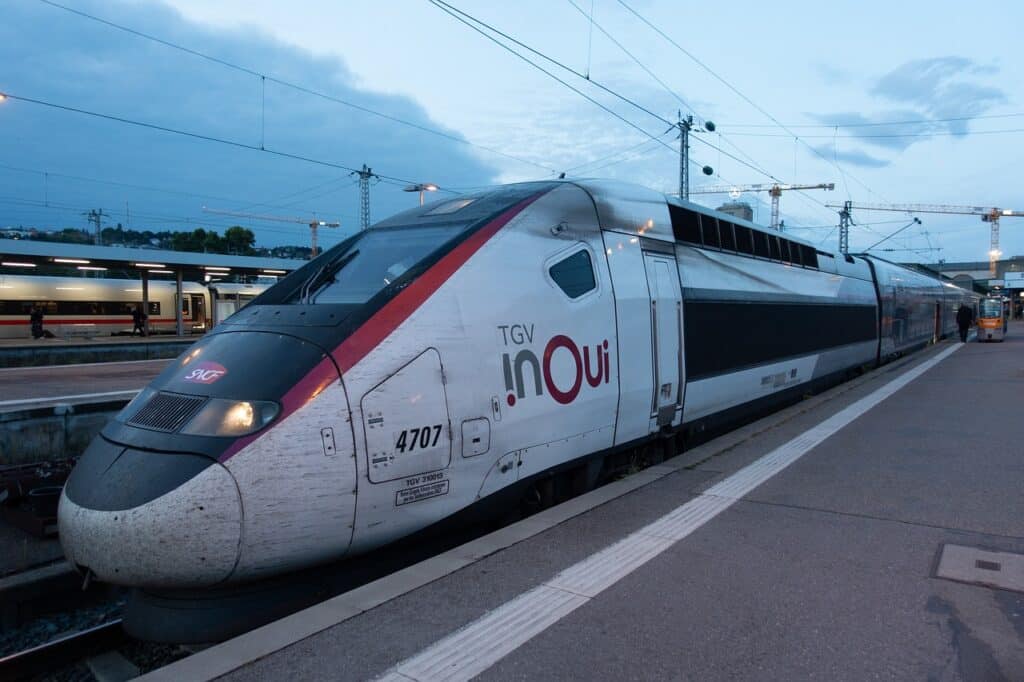 Train TGV inOui de la SNCF à quai, prêt pour le départ, photographié en gare au crépuscule. Le modèle 4707 arbore le logo inOui, symbole du service grande vitesse premium en France.