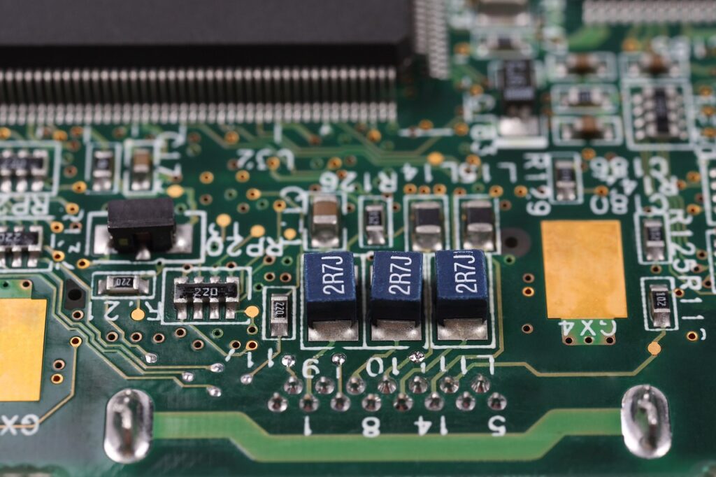 Carte électronique de précision représentant la technologie des semi-conducteurs, un domaine clé de STMicroelectronics à Rousset.
