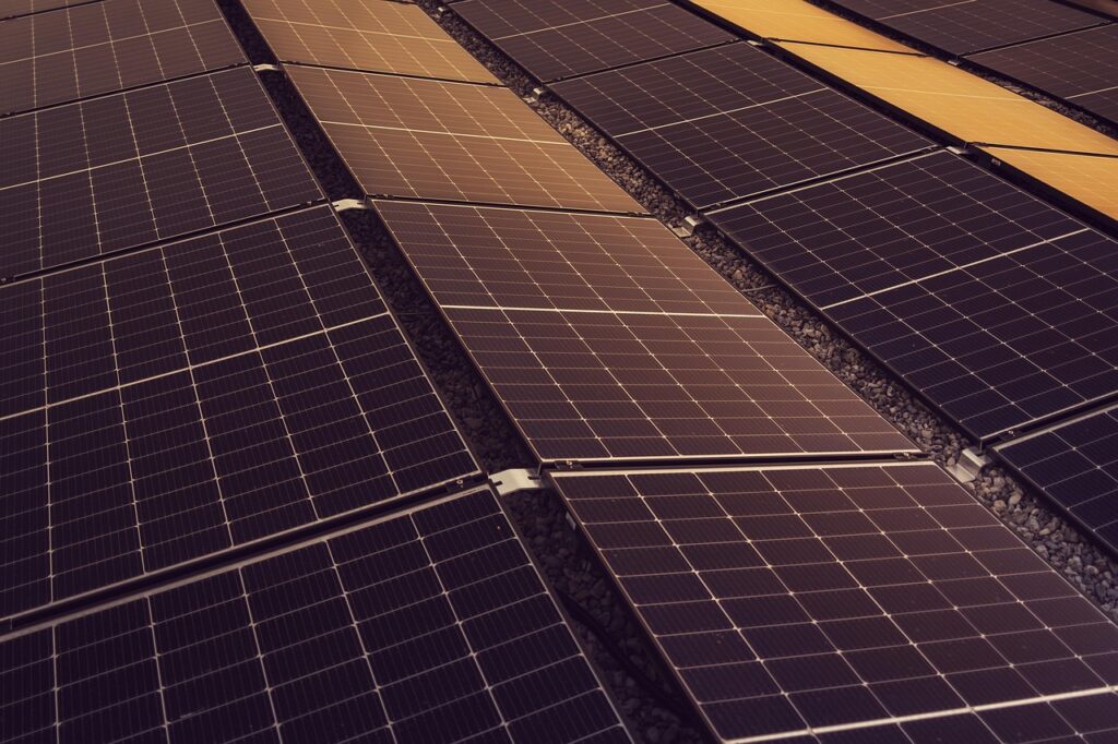Panneaux solaires modernes captant l'énergie du soleil, symbolisant les technologies durables et les innovations en énergie renouvelable à proximité de l’Arteparc de Meyreuil.